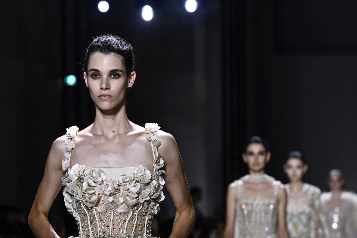 بالصور- فساتين مرصعة بالألماس من توقيع إيلي صعب في أسبوع باريس للأزياء الراقية